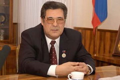 Тулеев передал на лечение детей 1 млн рублей, выигранный в суде у КПРФ